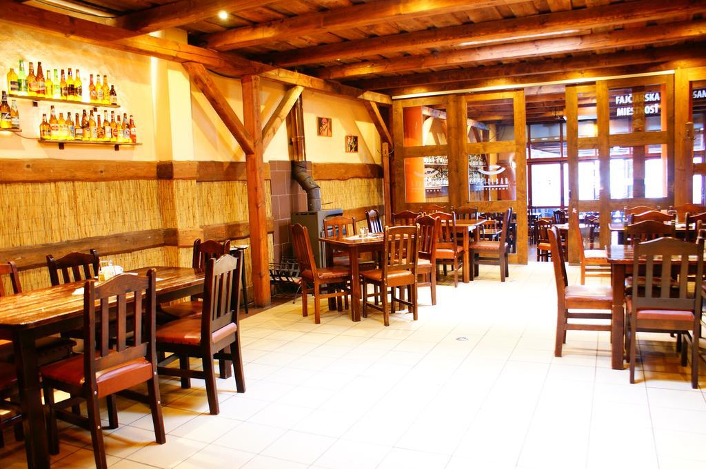 Grillbar Penzion & Restaurant Spisska Nova Ves Ngoại thất bức ảnh